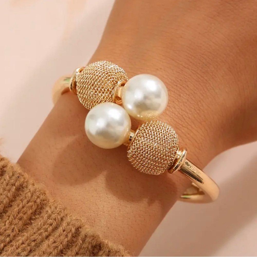 Exaggerated Large Pearl Cuff Bracelet Women's Personality Hand Jewelry Gift